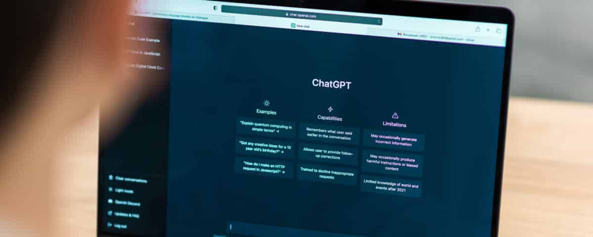 chat ia abierto computadora portatil Cómo agilizar la generación de contenidos con ChatGPT