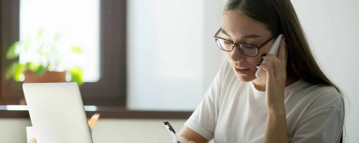 trabajadora consultora cliente telefono Incrementa las matrículas de tu centro educativo al recibir leads de forma instantánea