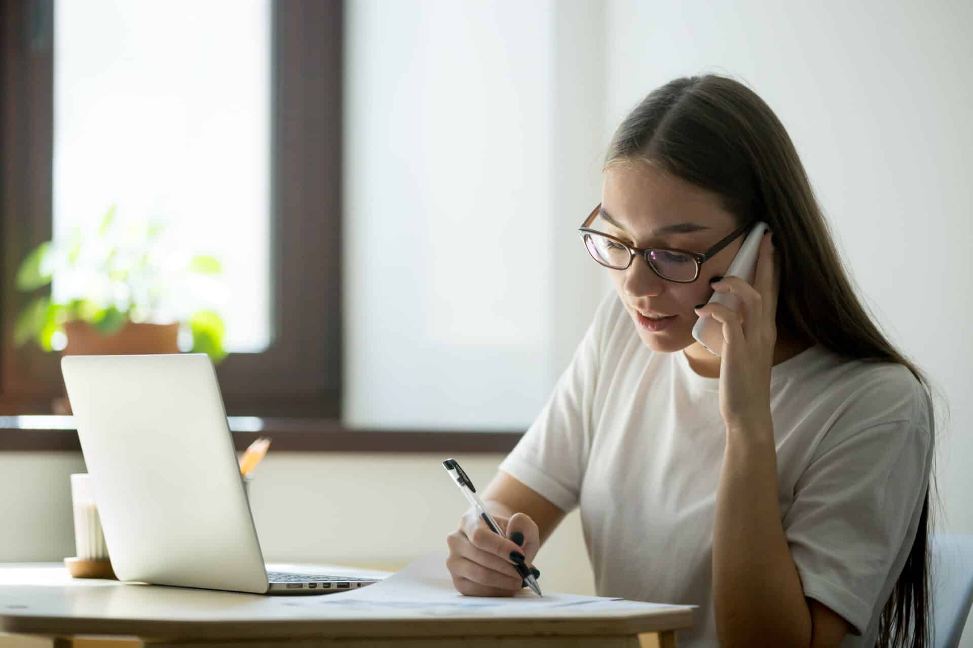 trabajadora consultora cliente telefono Incrementa las matrículas de tu centro educativo al recibir leads de forma instantánea